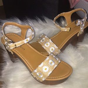 Madden Girl Lift  Platform Natural Floral 7.5